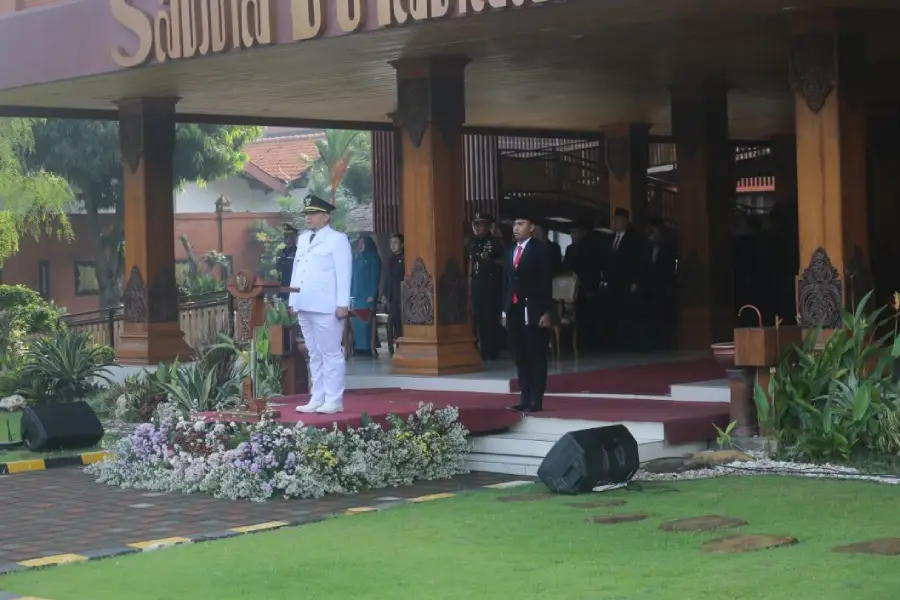 Wawali Mojokerto Pimpin Upacara Hari Otonomi Daerah 2026, Tekankan Sinergi Pusat dan Daerah Foto BeritaJatim.com