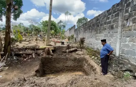 4 Korban Laka Maut di Probolinggo Dimakamkan Satu Liang Lahat di Blitar Foto BeritaJatim.com