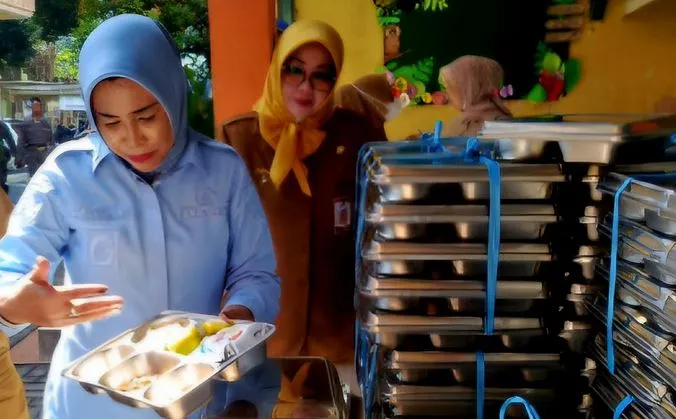 Sidak MBG di SDN Pucang 1 Sidoarjo, Wabup Mimik Pastikan Menu Aman dan Bergizi Foto BeritaJatim.com
