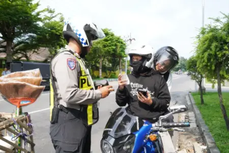 Jaring Pelanggar di Pare dan Jongbiru, ETLE Mobile Polres Kediri Rekam Puluhan Pengendara Tak Tertib Foto BeritaJatim.com