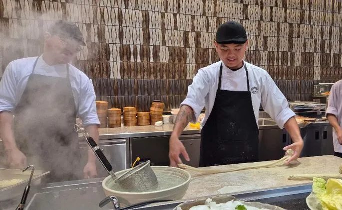 The Trans Luxury Hotel Surabaya Sajikan Asian Specialties Premium dengan Live Cooking Lamian Foto BeritaJatim.com