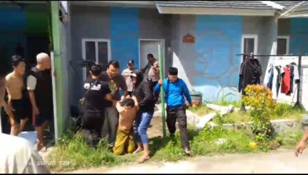 Pengedar Sabu di Bangkalan Ngamuk Pakai Keris, Kabur Lewat Atap Rumah Foto BeritaJatim.com