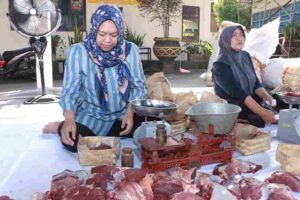 Sembelih 22 Sapi dan 73 Kambing, Polres Malang Kemas Daging Kurban Pakai Besek Bambu Foto BeritaJatim.com