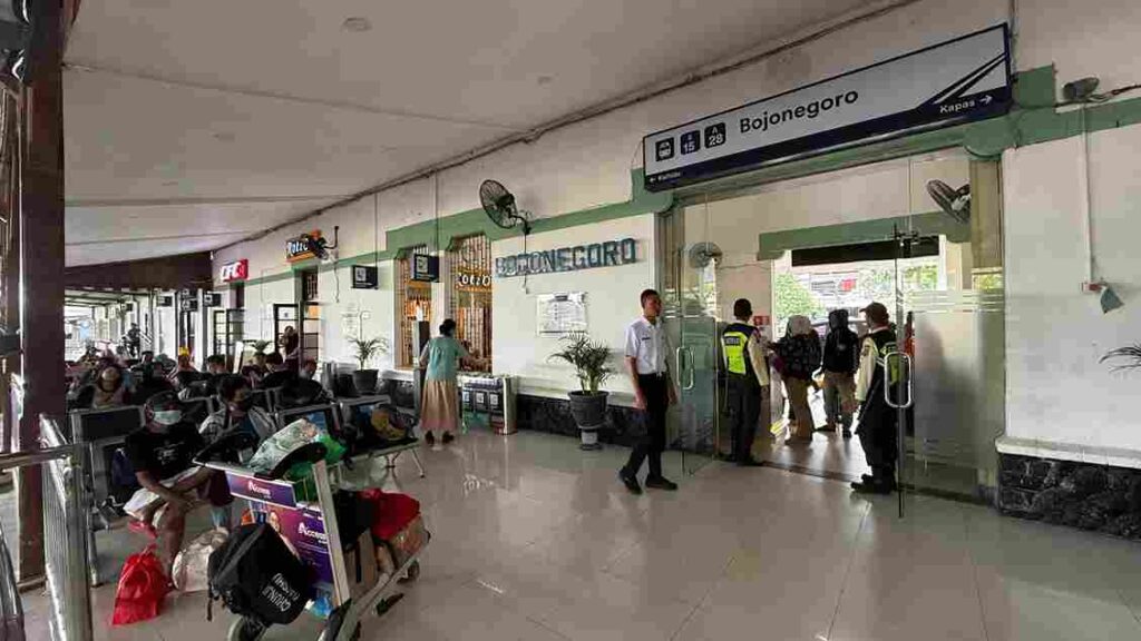 Selama Libur Panjang, Stasiun Bojonegoro Layani Lebih dari 9 Ribu Penumpang Foto BeritaJatim.com