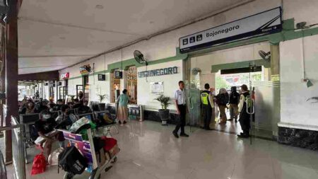 Selama Libur Panjang, Stasiun Bojonegoro Layani Lebih dari 9 Ribu Penumpang Foto BeritaJatim.com