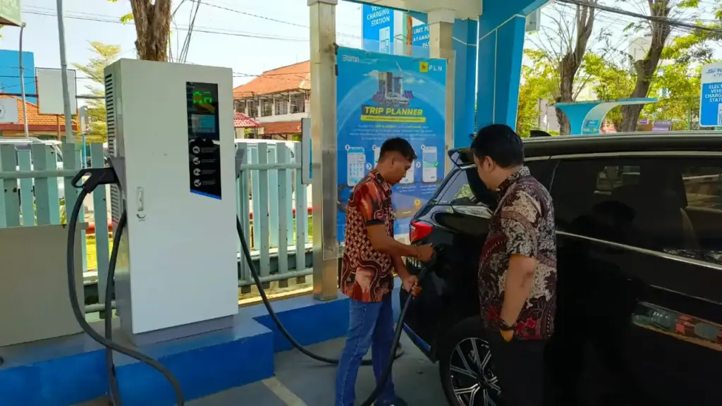 Dukung Ketahanan Energi Nasional, PLN Pasuruan Ajak Masyarakat Beralih ke Kendaraan Listrik Foto BeritaJatim.com