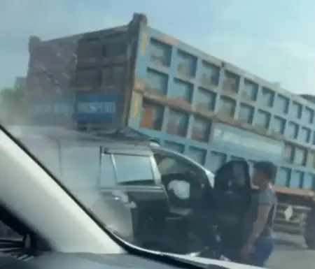 Mobil Rombongan Anggota DPR RI Gus Hilman Kecelakaan di Tol Probolinggo, Dua Staf Meninggal Dunia Foto BeritaJatim.com