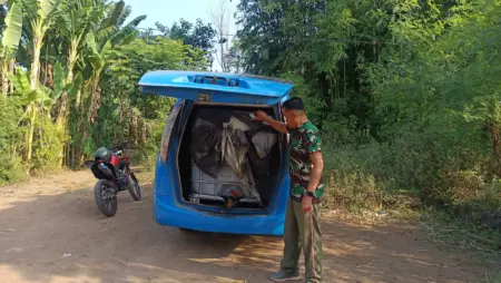 Tercium Aroma Solar, Babinsa Temukan Dugaan Penimbunan 2 Ton BBM Subsidi di Probolinggo Foto BeritaJatim.com