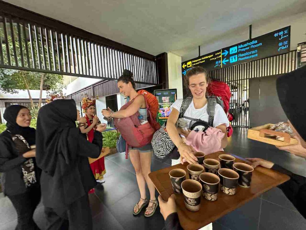 Wisatawan Lokal Hingga Mancanegara Disuguhkan Minuman dan Kudapan Lokal khas Banyuwangi Foto BeritaJatim.com