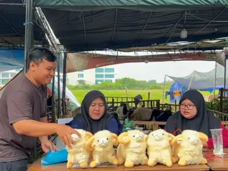 Unik! Beli Hewan Kurban di Surabaya Dapat Hadiah Boneka Lucu Foto BeritaJatim.com