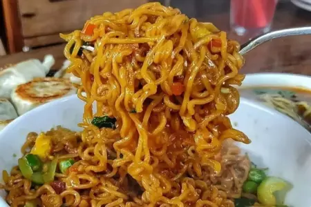 Resep Mie Tek Tek Rumahan yang Gurih dan Pedas, Praktis Dibuat Saat Lapar Malam Foto BeritaJatim.com