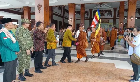 Bupati Madiun Lepas Rombongan Biksu Walk of Peace Menuju Borobudur Foto BeritaJatim.com