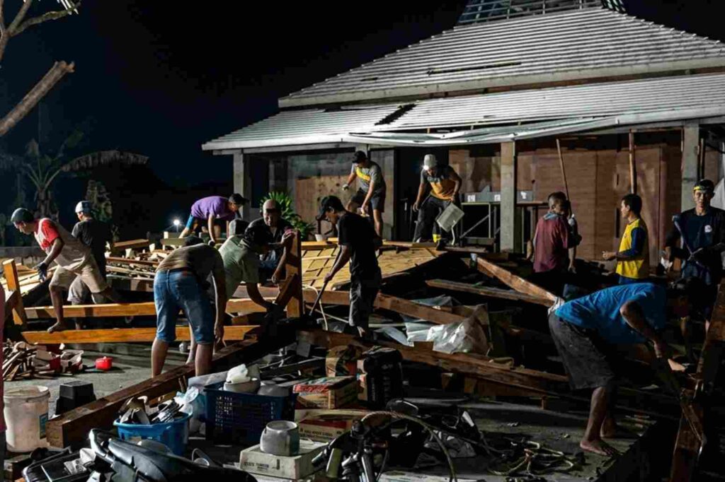 Diterjang Puting Beliung, Rumah Kades di Lamongan Roboh Foto BeritaJatim.com