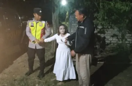 Perempuan Berpakaian Kuntilanak di Tuban Diamankan Polisi, Ternyata Sudah Lama Resahkan Warga Foto BeritaJatim.com