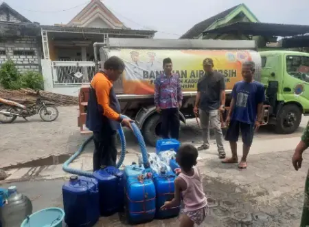 Ancaman Kekeringan Mengintai Gresik, BPBD Siapkan 250 Tangki Air untuk Warga Foto BeritaJatim.com