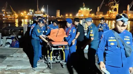 Perahu Pengangkut Besi Tua Tenggelam di Perairan Gresik, 1 ABK Tewas dan 2 Hilang Foto BeritaJatim.com