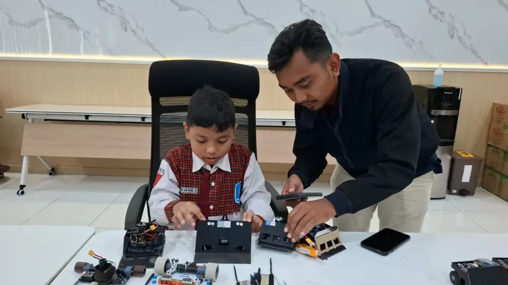 Hebat! Siswa SD Gresik Raih Juara Internasional Robot SUMO di Malaysia Foto BeritaJatim.com