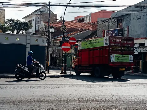 Pengendara di Gresik Masih Nekat Lawan Arus di Jalan KH Zubair, Polisi Siapkan Penindakan Foto BeritaJatim.com