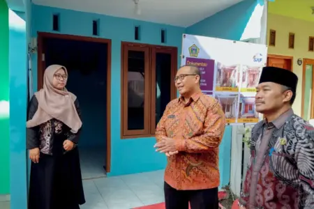 Tangis Haru Warga Pulopancikan Pecah, Pemkab Gresik Resmikan 35 Rumah Layak Huni Foto BeritaJatim.com