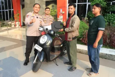 Komplotan Curanmor dan Begal Gresik Tumbang, Polisi Kembalikan Motor Korban Tanpa Biaya Foto BeritaJatim.com