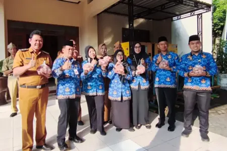 ASN Magetan Kompak Borong Telur, Bentuk Dukungan untuk Peternak Ayam Petelur Foto BeritaJatim.com