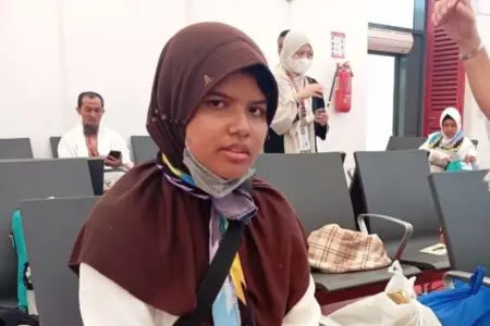 Membasuh Rindu di Tanah Haram, Aila Gadis 12 Tahun Menuntaskan Mimpi Sang Ibu Foto BeritaJatim.com