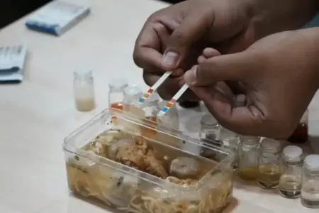 Peneliti ITS Kembangkan Setrip Pendeteksi Minyak Babi Portabel Foto BeritaJatim.com