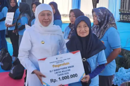 Khofifah Salurkan BLT DBHCHT Rp10,3 Miliar di Bojonegoro, Buruh Rokok Terima Bantuan Rp1 Juta Foto BeritaJatim.com
