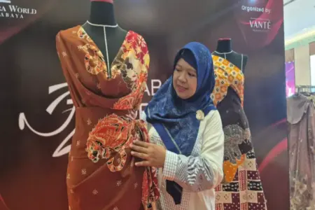 Kombinasi Batik Surabaya-Lampung Diprediksi Jadi Tren Busana 2026 Foto BeritaJatim.com