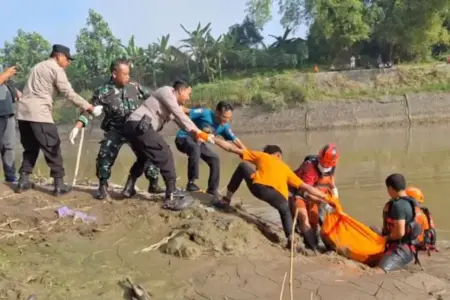 Warga Ngawi Geger, Pria 64 Tahun Ditemukan Mengambang di Sungai Bengawan Madiun Foto BeritaJatim.com