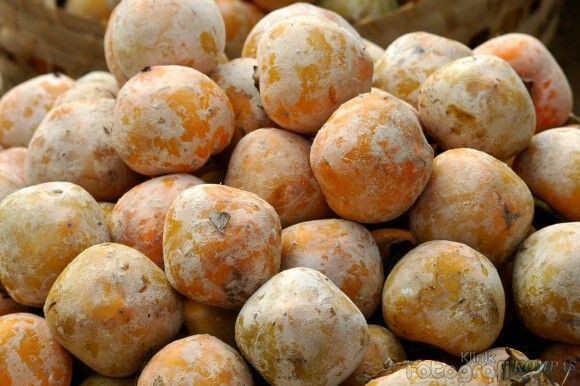 Sering Dikira Berjamur, Ini Fakta Tentang Bedak Putih pada Buah Kesemek Foto BeritaJatim.com