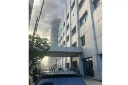 Kebakaran Gedung Jantung di RSUD dr Soetomo Surabaya, Pasien Dievakuasi Foto BeritaJatim.com