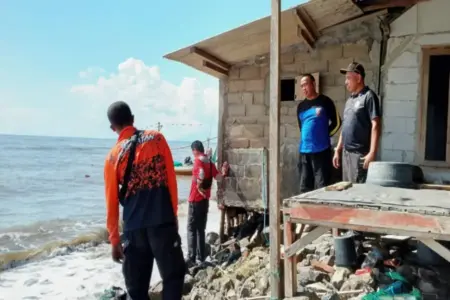Gelombang Pasang Rusak Dapur Rumah Warga di Pesisir Kapongan Situbondo Foto BeritaJatim.com