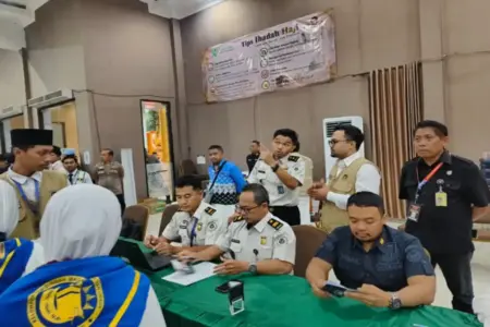 Khofifah Berangkat Kloter Akhir, Total 43.998 Jemaah Haji dari Embarkasi Surabaya Foto BeritaJatim.com