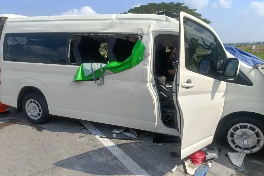 Kecelakaan Maut Hiace Tabrak Truk di Tol Madiun, 2 Tewas dan 5 Luka Foto BeritaJatim.com