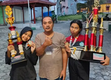 Pendekar Muda dari Pare: Saat Jurus Silat Menaklukkan Gangguan Pernapasan hingga Candu Gawai Foto BeritaJatim.com