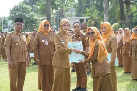 Mbak Wali Kota Kediri Serahkan SK Kenaikan Pangkat, Dorong Setiap Program Beri Dampak Nyata bagi Masyarakat Foto BeritaJatim.com