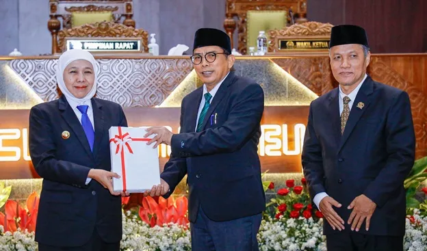 Seluruh Fraksi Terima LKPJ 2025, Khofifah: Sinergi Kunci Pembangunan Maju dan Sejahtera Foto BeritaJatim.com