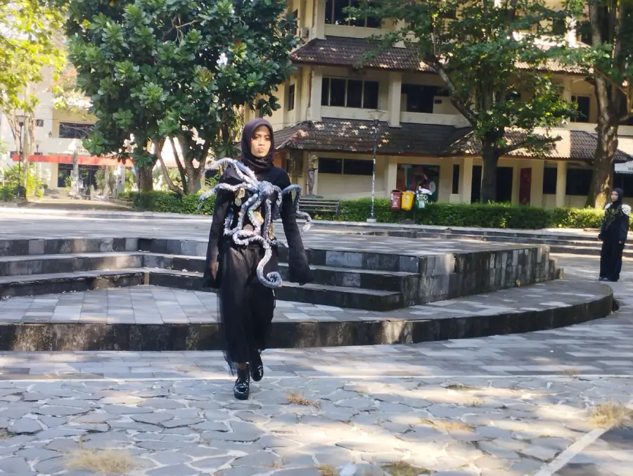 Dari Octopus hingga Isu Perempuan, Fashion Show Perhiasan Mahasiswa ISI Yogyakarta Curi Perhatian Foto BeritaJatim.com