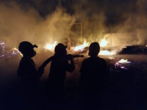 Gudang Kayu dan Toko Material di Pamekasan Ludes Dilalap Api Foto BeritaJatim.com
