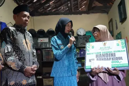 Mbak Wali dan Baznas Kota Kediri Bantu Bedah Rumah Handini yang Bertahun-tahun Bocor Foto BeritaJatim.com