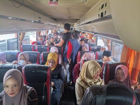 Tuntut Kesejahteraan, Ratusan Guru di Tulungagung Berangkat ke Jakarta Foto BeritaJatim.com