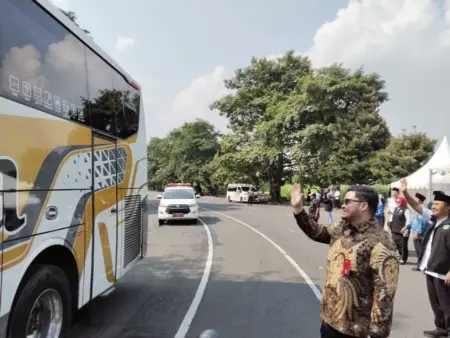 Lepas Jemaah Haji Tertua se-Indonesia, Bupati Kediri Titip Pesan Gotong Royong Foto BeritaJatim.com