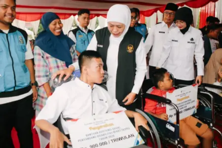 Khofifah Salurkan Bansos Rp1,819 Miliar di Kota Kediri untuk Masyarakat Rentan Foto BeritaJatim.com