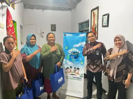 Lewat Gerakan RE3 FOR-E, PNM Ubah Limbah Pakaian Jadi Berkah Ekonomi Nasabah Laundry Foto BeritaJatim.com