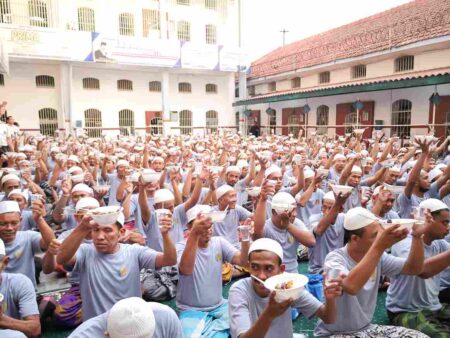 Lapas Mojokerto Gelar ‘Sate Mandora’, 5.500 Tusuk Sate Dibakar Bersama Warga Binaan Foto BeritaJatim.com