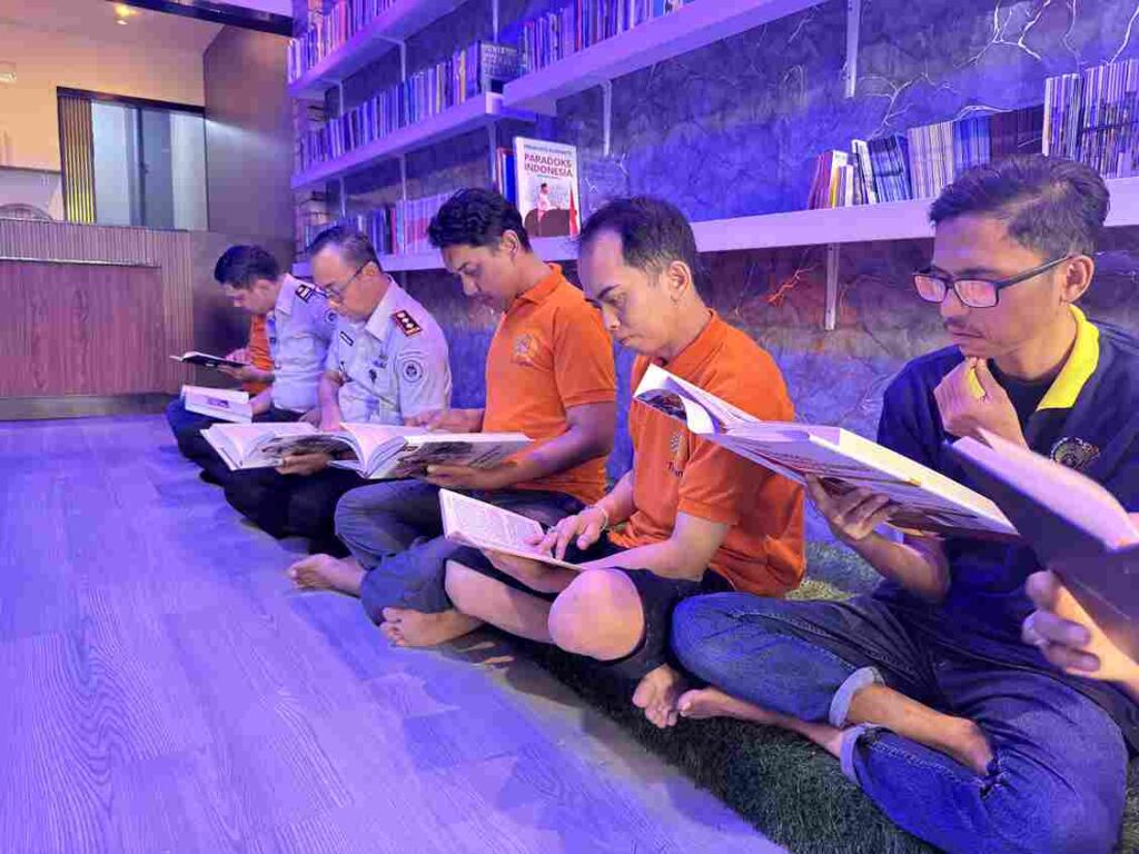 Lewat Perpustakaan, Rutan Surabaya Ubah Hukuman Disiplin Jadi Pembinaan Literasi Foto BeritaJatim.com