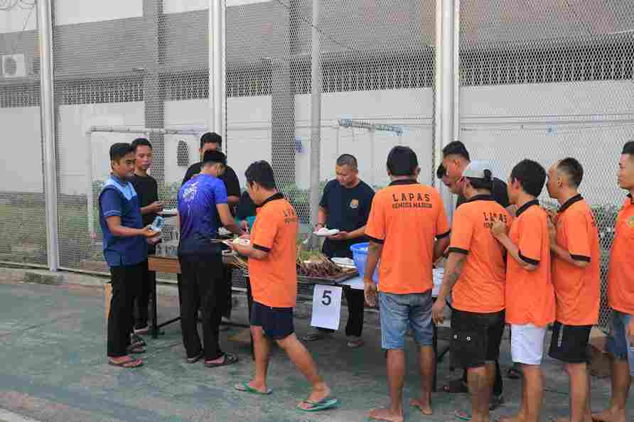 Momen Kebersaaan di Lapas Pemuda Madiun, Warga Binaan Nikmati Sate Bersama Foto BeritaJatim.com