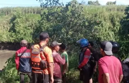 3 Warga Blitar Terseret Arus Sungai Brantas saat Flushing Bendungan, 1 Masih Hilang Foto BeritaJatim.com