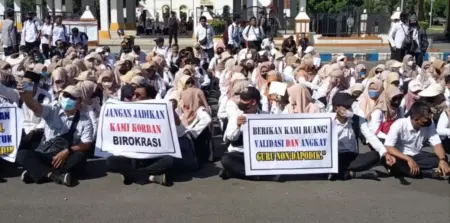Ratusan Guru Honorer Non-Dapodik di Ponorogo Demo, Tuntut Diakui dan Masuk Sistem Nasional Foto BeritaJatim.com